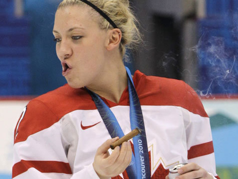 Meghan Agosta l&auml;sst sich ihre Siegerzigarre schmecken