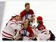 Diesen Jubel der kanadischen Eishockey-Olympiasiegerinnen will das IOC &uuml;berpr&uuml;fen lassen