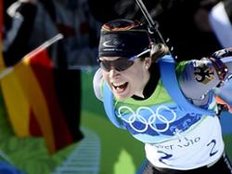 Doppel-Olympiasiegerin Neuner trägt deutsche Fahne
