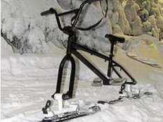 Drei ungewöhnliche Wintersportgeräte: Snowbike, Kicksled und Schneeehirsch Drei ungewöhnliche Wintersportgeräte: Snowbike, Kicksled und Schneeehirsch
