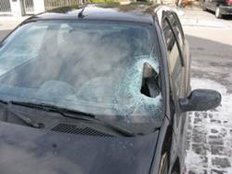 Pflasterstein kracht durch Windschutzscheibe - Freisingerin (32) fast erschlagen Pflasterstein kracht durch Windschutzscheibe - Freisingerin (32) fast erschlagen