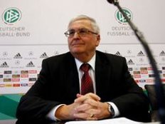 Schiri-Affäre bringt DFB-Präsident Theo Zwanziger nicht zu Fall Schiri-Affäre bringt DFB-Präsident Theo Zwanziger nicht zu Fall
