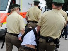 Betrunkene 14-Jährige schlägt Polizisten