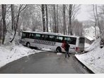 Bus mit Schulkindern prallt bei Freising/ Palzing gegen Baum