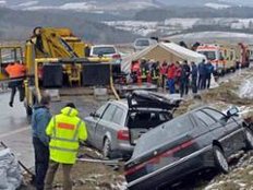 Winter lässt nicht locker - Massenunfälle auf glatten Straßen