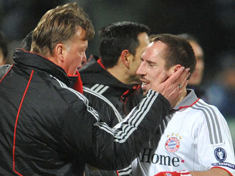 Louis van Gaal (links) gibt Franck Rib&eacute;ry Zuspruch
