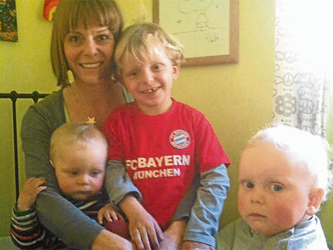 Kinder statt Karriere: Ex-MTV-Chefin Sigi Hohner mit ihren Söhnen Toni (3) und den Zwillingen Joseph und Lorenz (11 Monate) Kinder statt Karriere: Ex-MTV-Chefin Sigi Hohner mit ihren Söhnen Toni (3) und den Zwillingen Joseph und Lorenz (11 Monate)