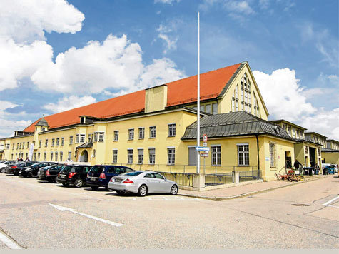 Hier entsteht das neue Schmankerlparadies: Die vordere denkmalgesch&uuml;tzte Gro&szlig;markthalle wird saniert, die Hallen mit den Flachd&auml;chern weichen einem Neubau