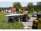 Lkw-Anhänger kippt bei Kinsau um