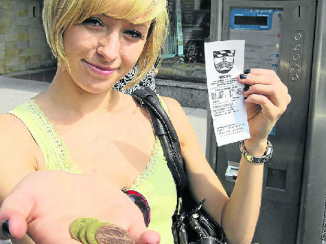 Melody Herter freut sich in F&uuml;rstenfeldbruck &uuml;ber den Parkschein und das Wechselgeld
