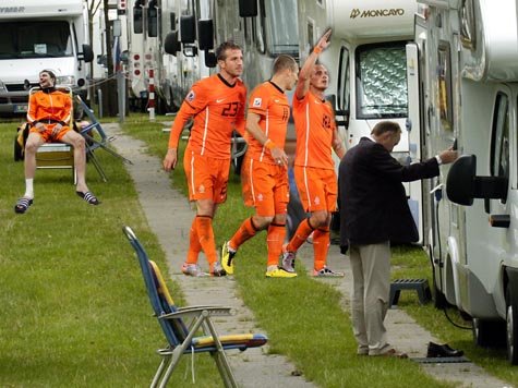 Droht Mark van Bommel, Rafael van der Vaart, Arjen Robben und Wesley Sneijder (von links) der Umzug auf den Campingplatz? Droht Mark van Bommel, Rafael van der Vaart, Arjen Robben und Wesley Sneijder (von links) der Umzug auf den Campingplatz?