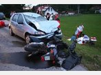 Rollerfahrer fliegen über Motorhaube