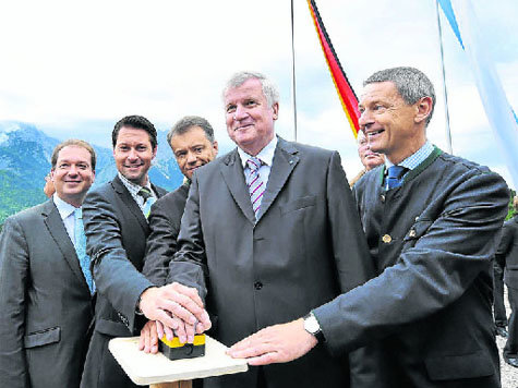 Garmisch-B&uuml;rgermeister Thomas Schmid (re.) gestern anl&auml;sslich des Baubeginns des Kramertunnels neben Ministerpr&auml;sident Horst Seehofer: Wer verhandelt eigentlich mit wem?