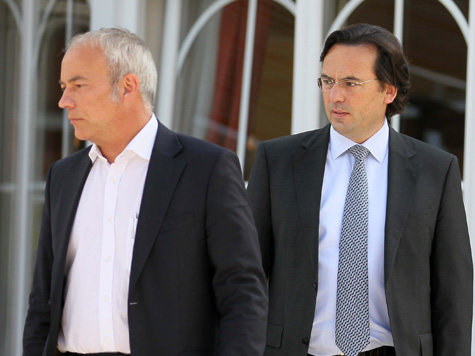 Löwen-Präsident Rainer Beeck (l.) und Neu-Geschäftsführer Robert Niemann trauern um Karl-Heinz Wildmoser Löwen-Präsident Rainer Beeck (l.) und Neu-Geschäftsführer Robert Niemann trauern um Karl-Heinz Wildmoser
