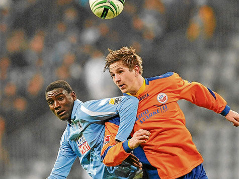 Peniel Mlapa (l.) wurde als bester Spieler seines Jahrgangs geehrt
