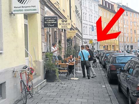Tag 2 nach dem absoluten Rauchverbot in der Gastronomie: Zwei Bezirksinspektoren besuchen ein ehemaliges Raucherlokal an der Geyerstraße. Hier ist alles in Ordnung, die Aschenbecher sind weggeräumt Tag 2 nach dem absoluten Rauchverbot in der Gastronomie: Zwei Bezirksinspektoren besuchen ein ehemaliges Raucherlokal an der Geyerstraße. Hier ist alles in Ordnung, die Aschenbecher sind weggeräumt