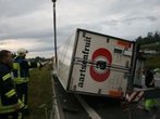 Sattelzug kracht gegen Fahrbahnteiler: A8 gesperrt