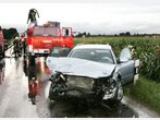 Schwerer Unfall bei Moosburg - BMW schleudert ins Feld