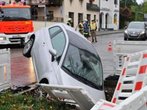 Handbremse nicht angezogen: Fiat landet in Baugrube