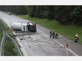 Sauerstoff-Laster kippt um - A95 voll gesperrt