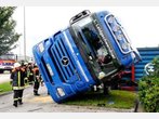Sattelzug kippt im Kreisel um