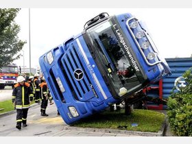 Sattelzug kippt im Kreisel um