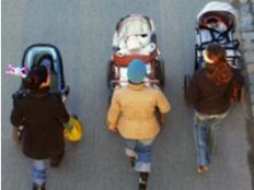 Mutter betrunken - Kinderwagen fällt Rolltreppe hinab