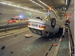 Leitplanke als Rampe: BMW überschlägt sich