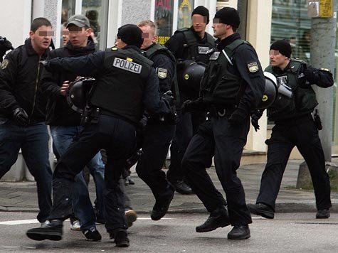 Nach dem Ende eines Amateurderbys zwischen dem TSV 1860 M&uuml;nchen und dem FC Bayern soll es 2007 zu &Uuml;bergriffen der Polizei auf Fans gekommen sein