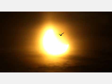 Partielle Sonnenfinsternis hinter Wolken