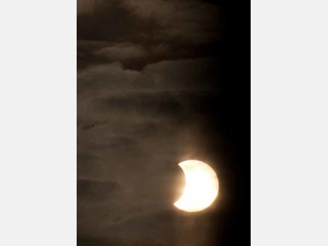 Partielle Sonnenfinsternis hinter Wolken