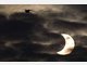 Partielle Sonnenfinsternis hinter Wolken