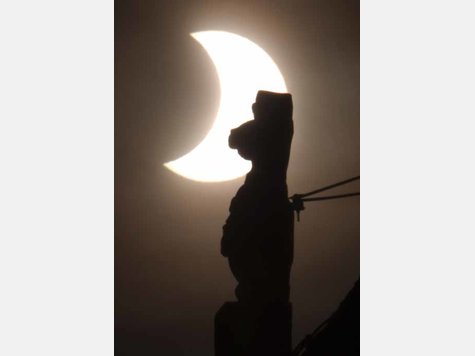 Partielle Sonnenfinsternis hinter Wolken