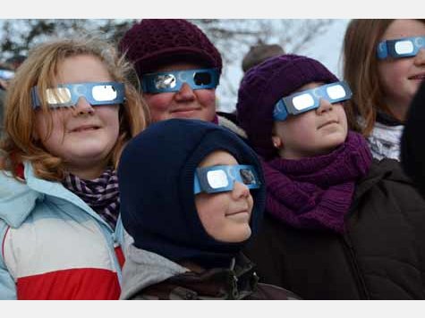Partielle Sonnenfinsternis hinter Wolken