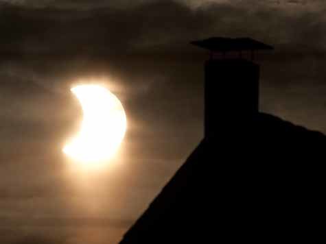 Partielle Sonnenfinsternis hinter Wolken