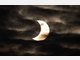 Partielle Sonnenfinsternis hinter Wolken