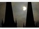 Partielle Sonnenfinsternis hinter Wolken