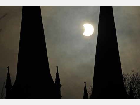 Partielle Sonnenfinsternis hinter Wolken