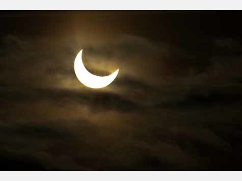 Partielle Sonnenfinsternis hinter Wolken