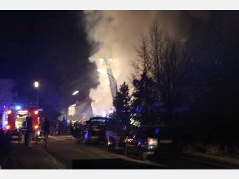 Germering: Feuerwehr im Gro&szlig;einsatz - Explosion zerst&ouml;rt Haus