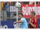 FC Bayern ist im Trainingslager im italienischen Arco mit einem 15:0-Sch&uuml;tzenfest in die Saison gestartet. Eine Plakataktion gegen Manuel Neuer tr&uuml;bt jedoch die Stimmung. Die Fotos des Spiels und der Aktion.