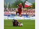 FC Bayern ist im Trainingslager im italienischen Arco mit einem 15:0-Sch&uuml;tzenfest in die Saison gestartet. Eine Plakataktion gegen Manuel Neuer tr&uuml;bt jedoch die Stimmung. Die Fotos des Spiels und der Aktion.