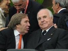Hier erklärt Günter Netzer dem Altkanzler den Frauenfußball