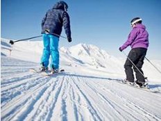 Kinder und Jugendliche nutzen im Skiparadies Kitzbühel die Lifte umsonst