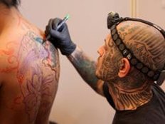 Urlauber haben bei Tattoos und Piercings im Ausland ein höheres Infektionsrisiko Urlauber haben bei Tattoos und Piercings im Ausland ein höheres Infektionsrisiko