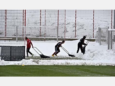 Wintertraining bei den Bayern: Die Jungen schippen, die Profis schwitzen