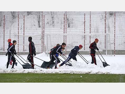 Wintertraining bei den Bayern: Die Jungen schippen, die Profis schwitzen