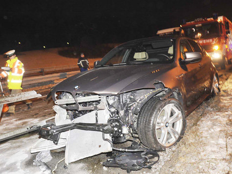 Der BMW und der Transporter waren nach dem schweren Unfall auf dem Georg-Brauchle-Ring nur noch Schrott.