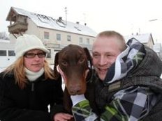 Feuer im Wohnung - Hund weckt Bewohner und rettet acht Mieter Feuer im Wohnung - Hund weckt Bewohner und rettet acht Mieter
