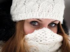 Erste-Hilfe-Maßnahmen bei Erfrierung und Unterkühlung: Körper langsam erwärmen Erste-Hilfe-Maßnahmen bei Erfrierung und Unterkühlung: Körper langsam erwärmen